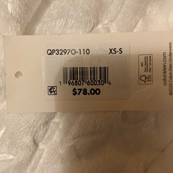 Calvin Klein Embossed White Robe - Picture 7 of 7